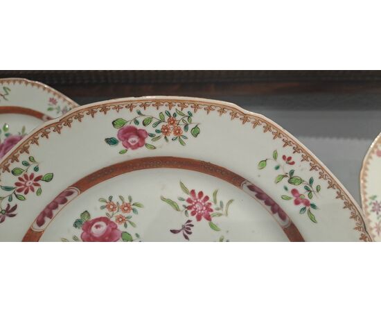 SET OF SEVEN FAMILLE ROSE PLATES - CHINA - QIANLONG (1736 - 1795) SET OF SEVEN FAMILLE ROSE PLATES - CHINA - QIANLONG (1736 - 1795)