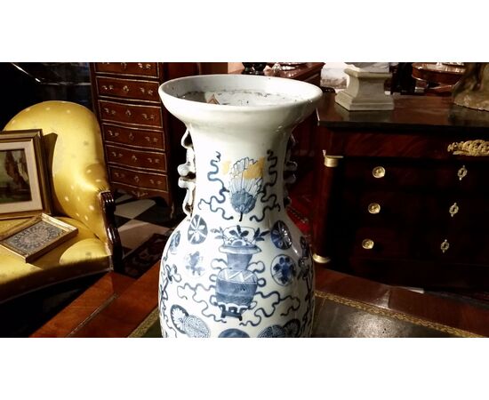 CHINESE BLUE AND WHITE VASE CHINESE BLUE AND WHITE VASE