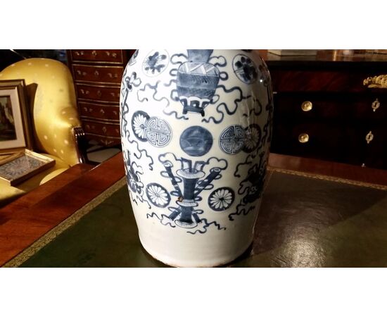 CHINESE BLUE AND WHITE VASE CHINESE BLUE AND WHITE VASE