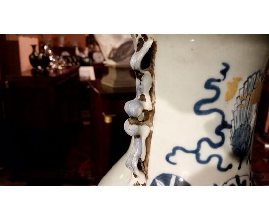 CHINESE BLUE AND WHITE VASE CHINESE BLUE AND WHITE VASE