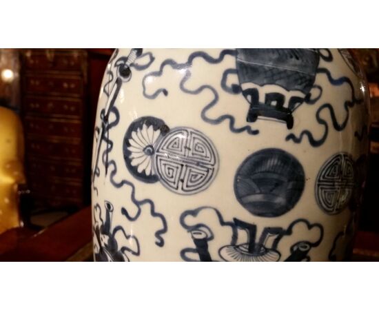 CHINESE BLUE AND WHITE VASE CHINESE BLUE AND WHITE VASE