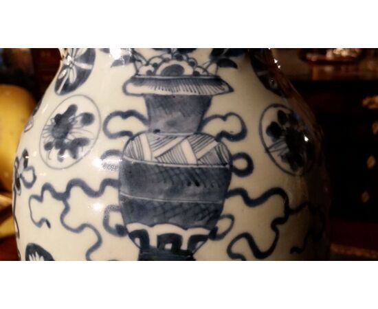 CHINESE BLUE AND WHITE VASE CHINESE BLUE AND WHITE VASE
