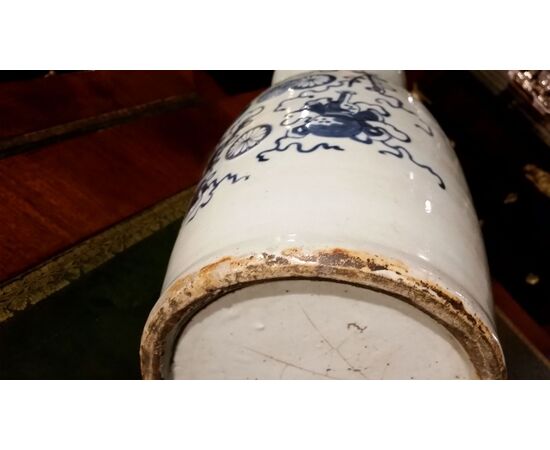 CHINESE BLUE AND WHITE VASE CHINESE BLUE AND WHITE VASE