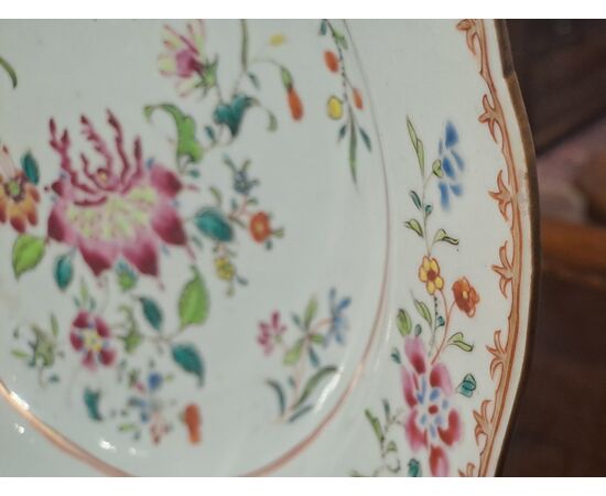PAIR OF ROSE FAMILY PLATES - CHINA - QIANLONG (1736 - 1795) PAIR OF ROSE FAMILY PLATES - CHINA - QIANLONG (1736 - 1795)