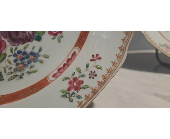 SET OF SEVEN FAMILLE ROSE PLATES - CHINA - QIANLONG (1736 - 1795) SET OF SEVEN FAMILLE ROSE PLATES - CHINA - QIANLONG (1736 - 1795)