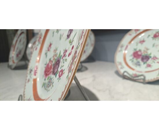 SET OF SEVEN FAMILLE ROSE PLATES - CHINA - QIANLONG (1736 - 1795) SET OF SEVEN FAMILLE ROSE PLATES - CHINA - QIANLONG (1736 - 1795)