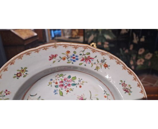 PAIR OF ROSE FAMILY PLATES - CHINA - QIANLONG (1736 - 1795) PAIR OF ROSE FAMILY PLATES - CHINA - QIANLONG (1736 - 1795)