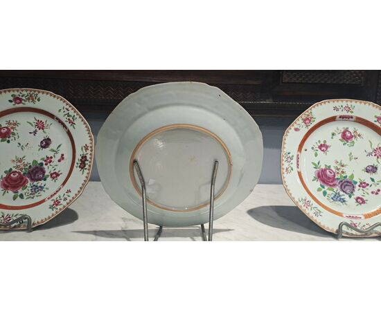 SET OF SEVEN FAMILLE ROSE PLATES - CHINA - QIANLONG (1736 - 1795) SET OF SEVEN FAMILLE ROSE PLATES - CHINA - QIANLONG (1736 - 1795)
