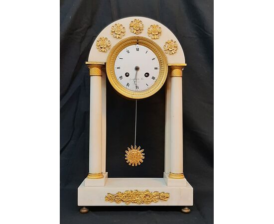 White marble mantel clock - France - Louis XVI White marble mantel clock - France - Louis XVI