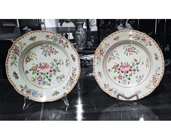 PAIR OF ROSE FAMILY PLATES - CHINA - QIANLONG (1736 - 1795) PAIR OF ROSE FAMILY PLATES - CHINA - QIANLONG (1736 - 1795)