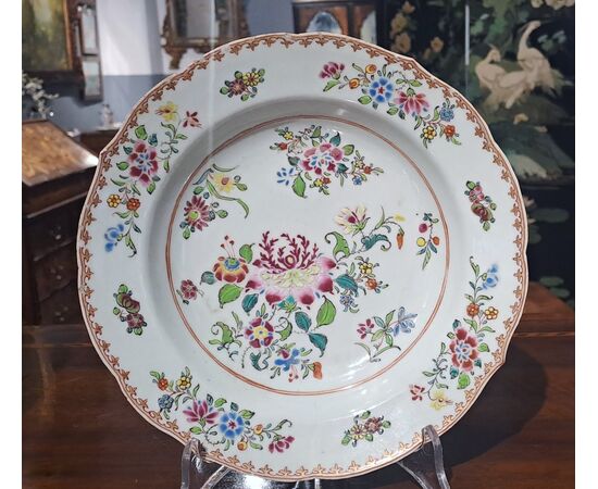 PAIR OF ROSE FAMILY PLATES - CHINA - QIANLONG (1736 - 1795) PAIR OF ROSE FAMILY PLATES - CHINA - QIANLONG (1736 - 1795)