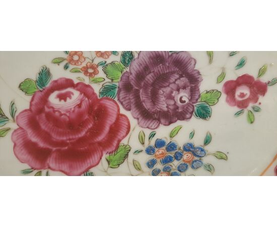 SET OF SEVEN FAMILLE ROSE PLATES - CHINA - QIANLONG (1736 - 1795) SET OF SEVEN FAMILLE ROSE PLATES - CHINA - QIANLONG (1736 - 1795)
