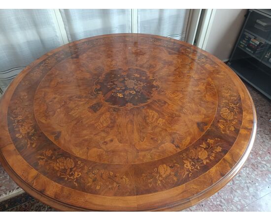 salotto completo di tavolo 6 sedie e credenza