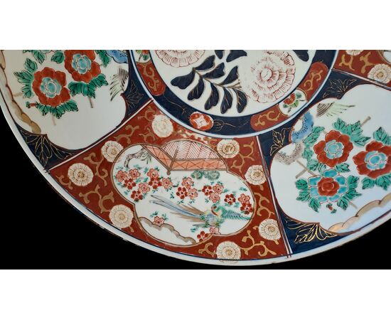 GRANDE COPPIA DI PIATTI IN PORCELLANA - IMARI - FINE XIX SEC GRANDE COPPIA DI PIATTI IN PORCELLANA - IMARI - FINE XIX SEC