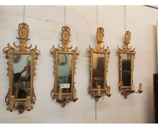 Sedie di 4 specchierine in legno dorato con fregi