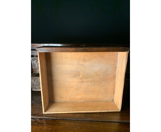 Credenza in legno intagliato. Italia, XVII secolo. Credenza in legno intagliato. Italia, XVII secolo.