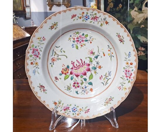 PAIR OF ROSE FAMILY PLATES - CHINA - QIANLONG (1736 - 1795) PAIR OF ROSE FAMILY PLATES - CHINA - QIANLONG (1736 - 1795)