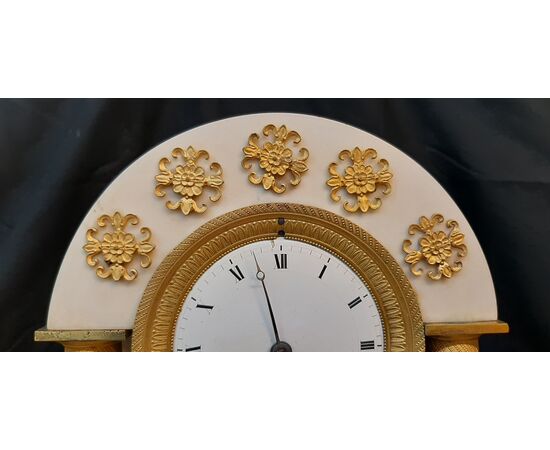 White marble mantel clock - France - Louis XVI White marble mantel clock - France - Louis XVI