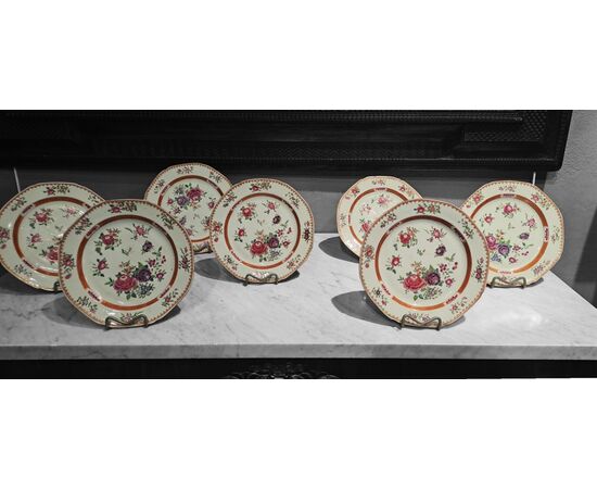 SET OF SEVEN FAMILLE ROSE PLATES - CHINA - QIANLONG (1736 - 1795) SET OF SEVEN FAMILLE ROSE PLATES - CHINA - QIANLONG (1736 - 1795)