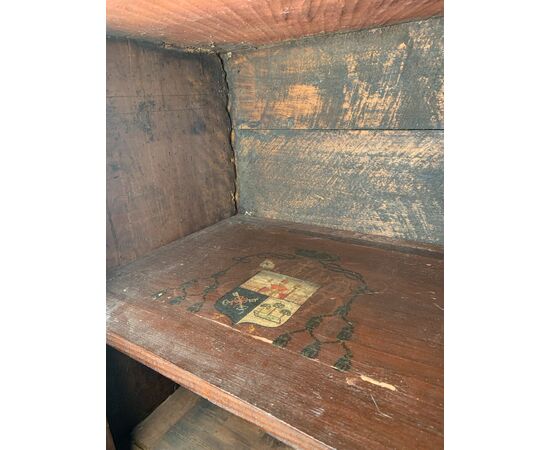 Credenza in legno intagliato. Italia, XVII secolo. Credenza in legno intagliato. Italia, XVII secolo.