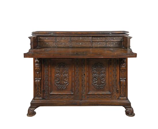 Credenza in legno intagliato. Italia, XVII secolo. Credenza in legno intagliato. Italia, XVII secolo.