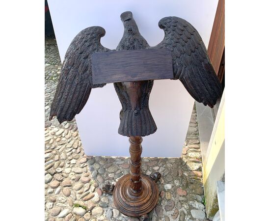 Leggio in legno intagliato - Aquila. Italia, XIX secolo.