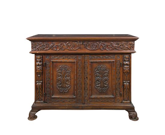 Credenza in legno intagliato. Italia, XVII secolo. Credenza in legno intagliato. Italia, XVII secolo.