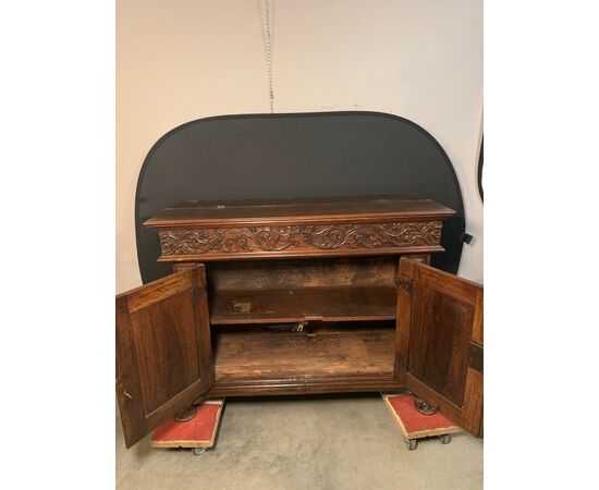 Credenza in legno intagliato. Italia, XVII secolo. Credenza in legno intagliato. Italia, XVII secolo.