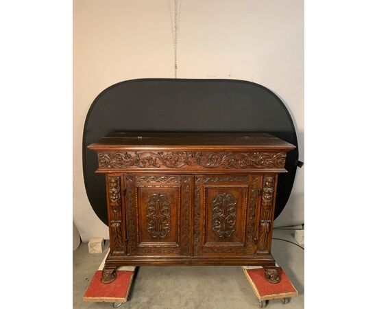Credenza in legno intagliato. Italia, XVII secolo. Credenza in legno intagliato. Italia, XVII secolo.