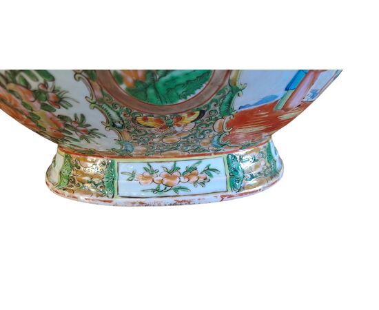 PAINTED PORCELAIN TUREEN - CANTON - 19TH CENTURY PAINTED PORCELAIN TUREEN - CANTON - 19TH CENTURY