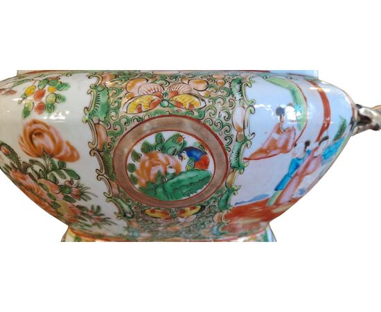 PAINTED PORCELAIN TUREEN - CANTON - 19TH CENTURY PAINTED PORCELAIN TUREEN - CANTON - 19TH CENTURY