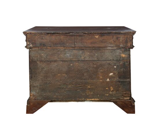 Credenza in legno intagliato. Italia, XVII secolo. Credenza in legno intagliato. Italia, XVII secolo.