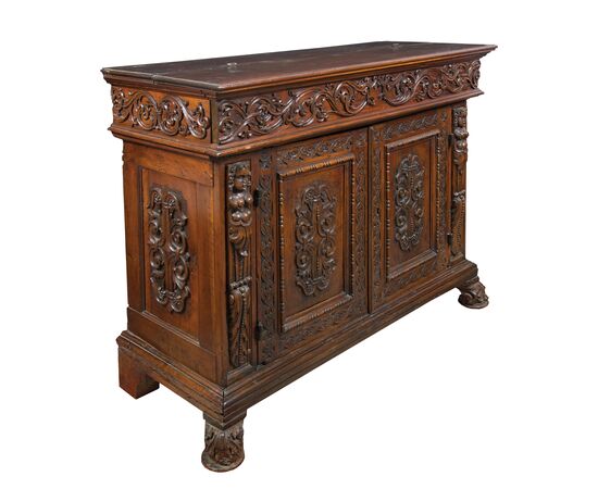 Credenza in legno intagliato. Italia, XVII secolo. Credenza in legno intagliato. Italia, XVII secolo.