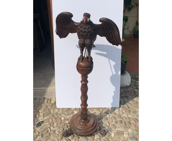 Leggio in legno intagliato - Aquila. Italia, XIX secolo. Leggio in legno intagliato - Aquila. Italia, XIX secolo.
