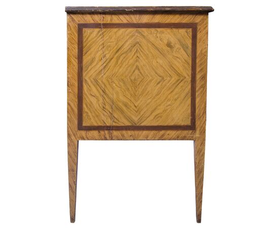 Lacquer-painted chest of drawers made of wood with burl imitation. Tuscany, late 18th century. Lacquer-painted chest of drawers made of wood with burl imitation. Tuscany, late 18th century.