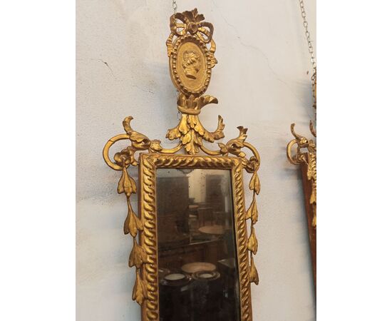 Sedie di 4 specchierine in legno dorato con fregi