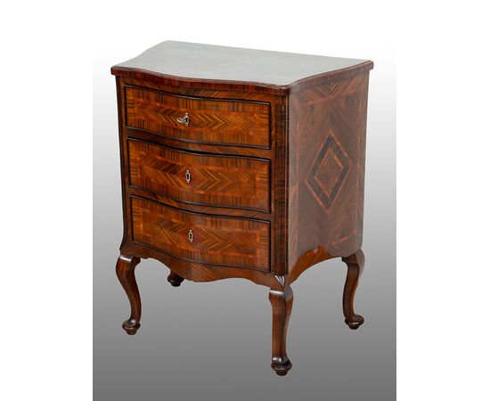 Comodino antico Luigi XIV Napoletano in radica di noce. Periodo XVIII secolo.