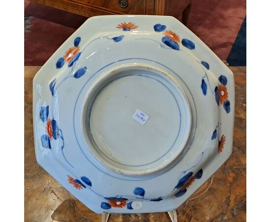 PIATTO IN PORCELLANA  IMARI - GIAPPONE - PERIODO EDO (1603 - 1868) PIATTO IN PORCELLANA  IMARI - GIAPPONE - PERIODO EDO (1603 - 1868)