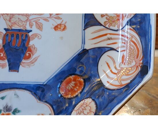 PIATTO IN PORCELLANA  IMARI - GIAPPONE - PERIODO EDO (1603 - 1868) PIATTO IN PORCELLANA  IMARI - GIAPPONE - PERIODO EDO (1603 - 1868)