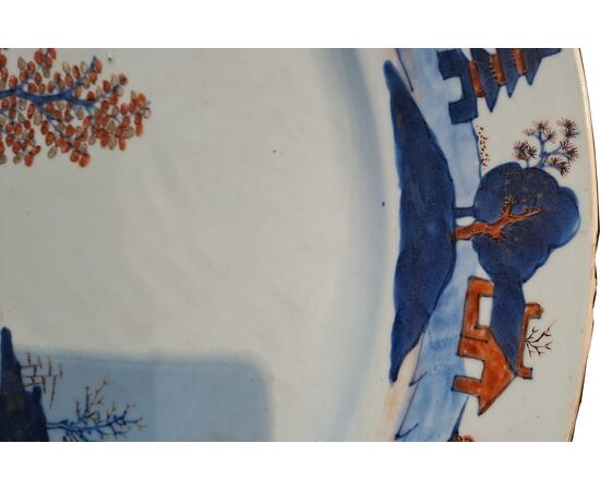 GRANDE PIATTO IN PORCELLANA - CINA - KANGXI (1662 - 1722) GRANDE PIATTO IN PORCELLANA - CINA - KANGXI (1662 - 1722)