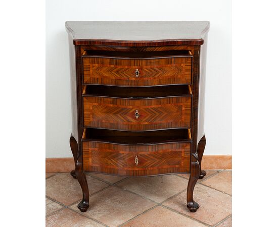 Comodino antico Luigi XIV Napoletano in radica di noce. Periodo XVIII secolo.