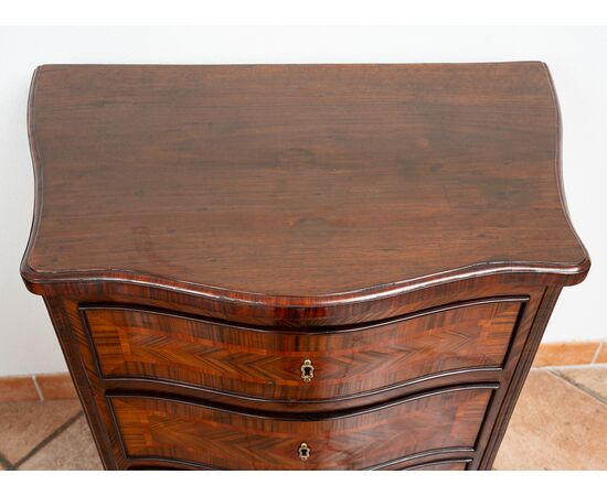 Comodino antico Luigi XIV Napoletano in radica di noce. Periodo XVIII secolo.