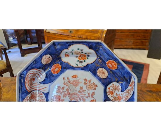 PIATTO IN PORCELLANA  IMARI - GIAPPONE - PERIODO EDO (1603 - 1868) PIATTO IN PORCELLANA  IMARI - GIAPPONE - PERIODO EDO (1603 - 1868)