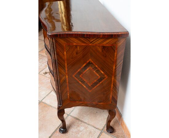 Comodino antico Luigi XIV Napoletano in radica di noce. Periodo XVIII secolo.