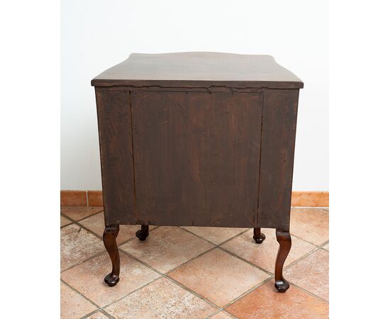 Comodino antico Luigi XIV Napoletano in radica di noce. Periodo XVIII secolo.