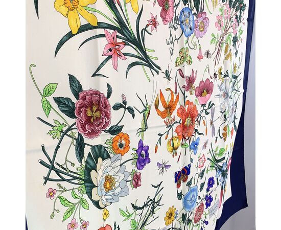 GUCCI Foulard Vintage in Seta Col. Blu Gucci Flora GUCCI Foulard Vintage in Seta Col. Blu Gucci Flora