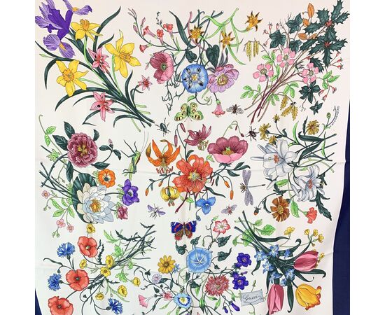 GUCCI Foulard Vintage in Seta Col. Blu Gucci Flora GUCCI Foulard Vintage in Seta Col. Blu Gucci Flora