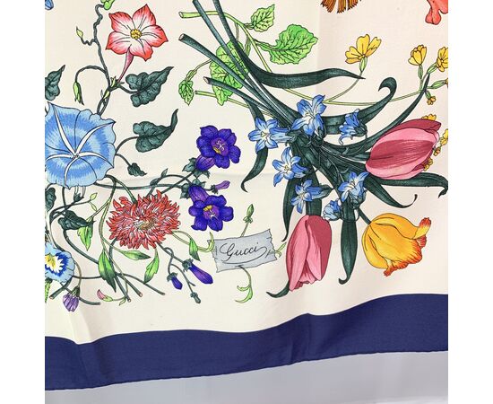 GUCCI Foulard Vintage in Seta Col. Blu Gucci Flora GUCCI Foulard Vintage in Seta Col. Blu Gucci Flora
