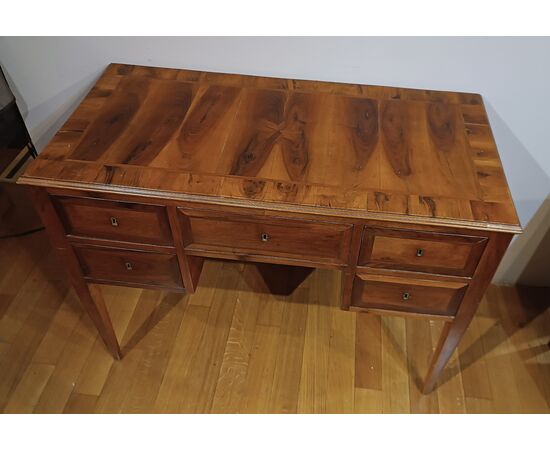 SMALL NEOCLASSICAL MARQUETRY WRITING DESK SECOND HALF OF THE 18TH CENTURY SMALL NEOCLASSICAL MARQUETRY WRITING DESK SECOND HALF OF THE 18TH CENTURY