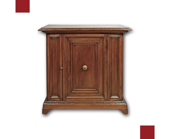 CREDENZA IN MASSELLO DI NOCE INIZI DEL XVIII SECOLO CREDENZA IN MASSELLO DI NOCE INIZI DEL XVIII SECOLO